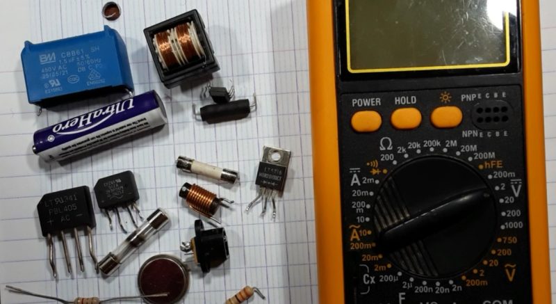 menggunakan multimeter digital